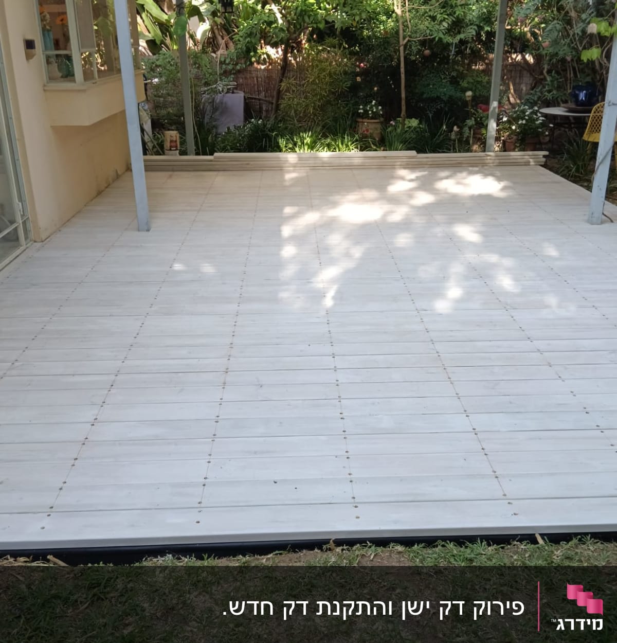 רצפת עץ בהירה בגינה עם עמודי מתכת